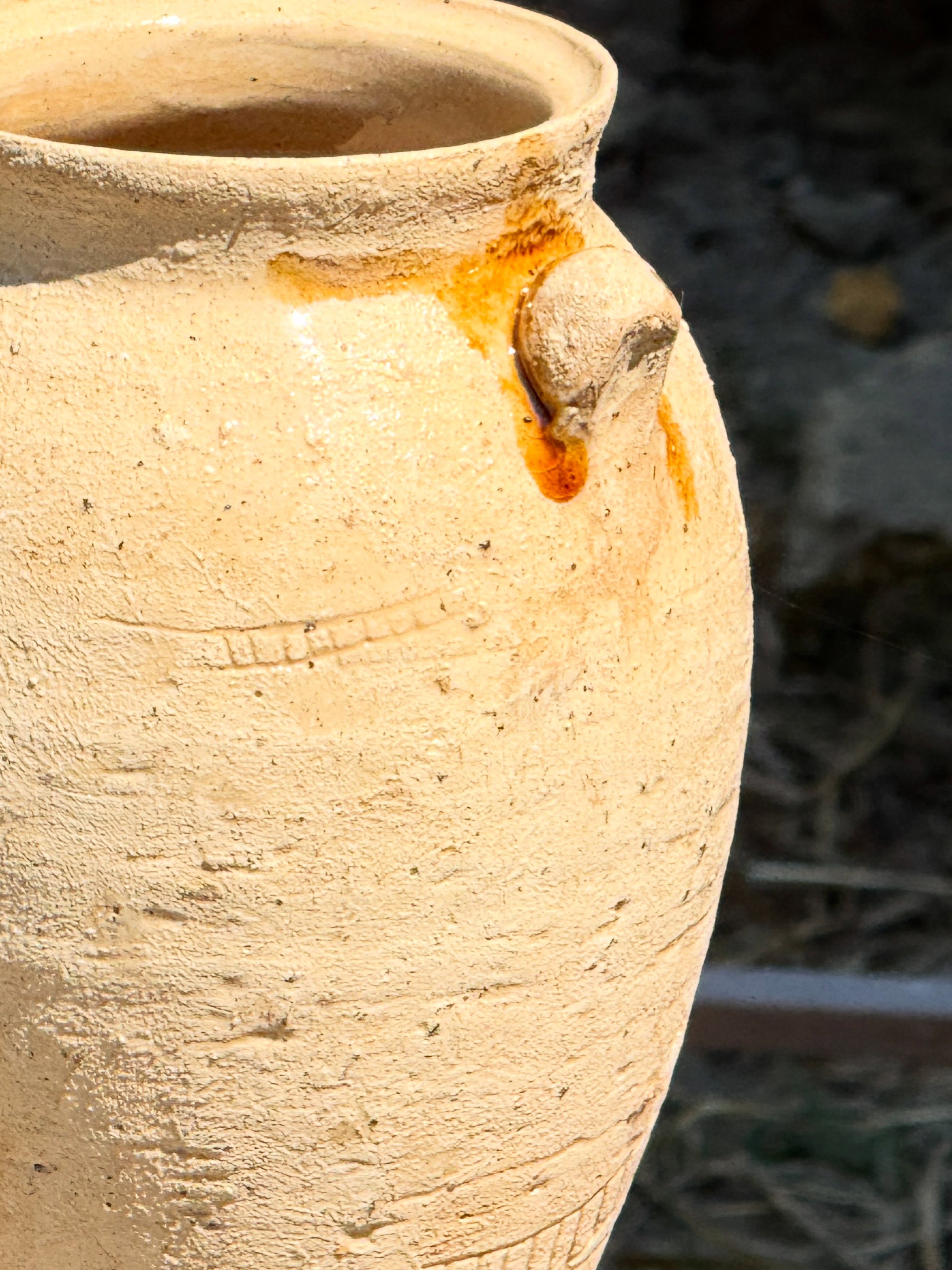 Orcio in terracotta chiara illuminato dal sole