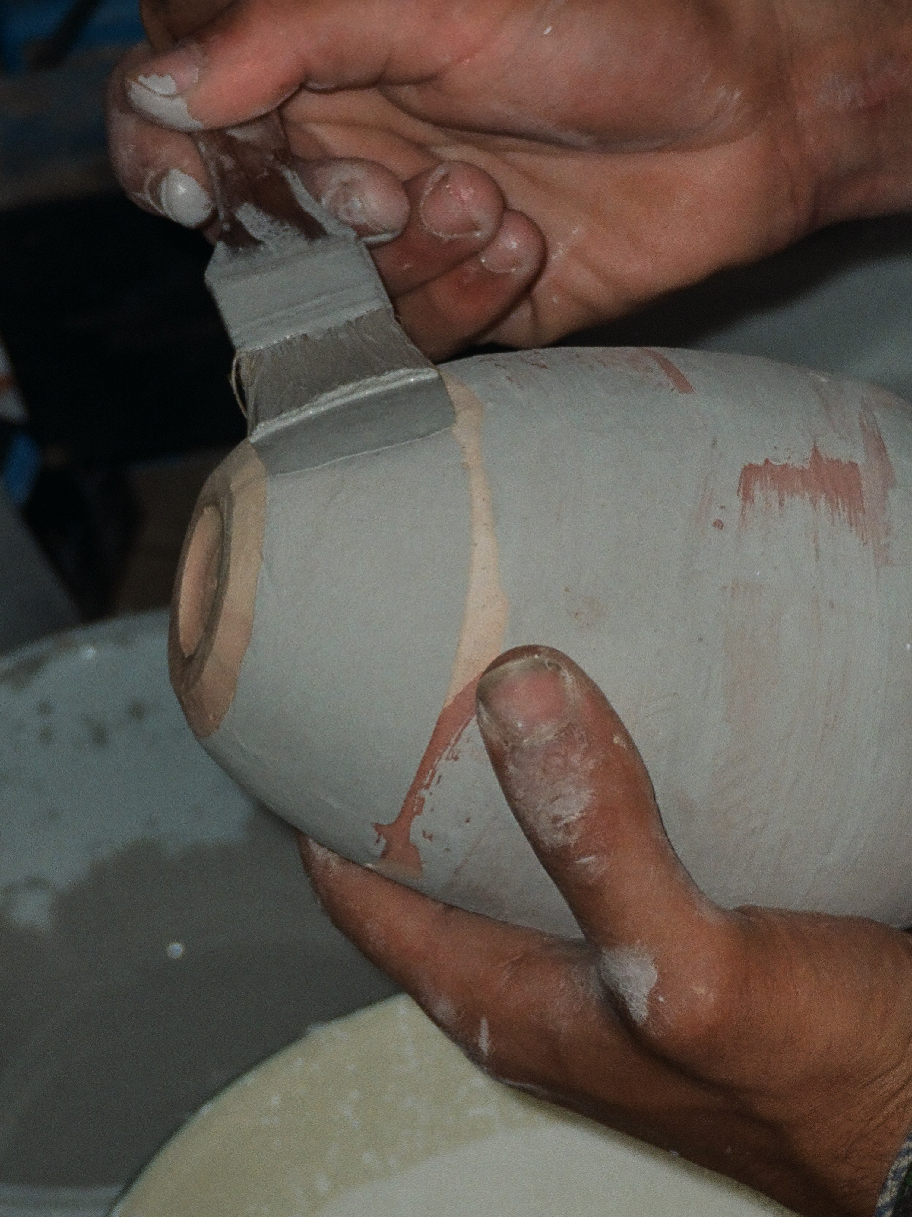 Le mani del ceramista modellano un vaso al tornio